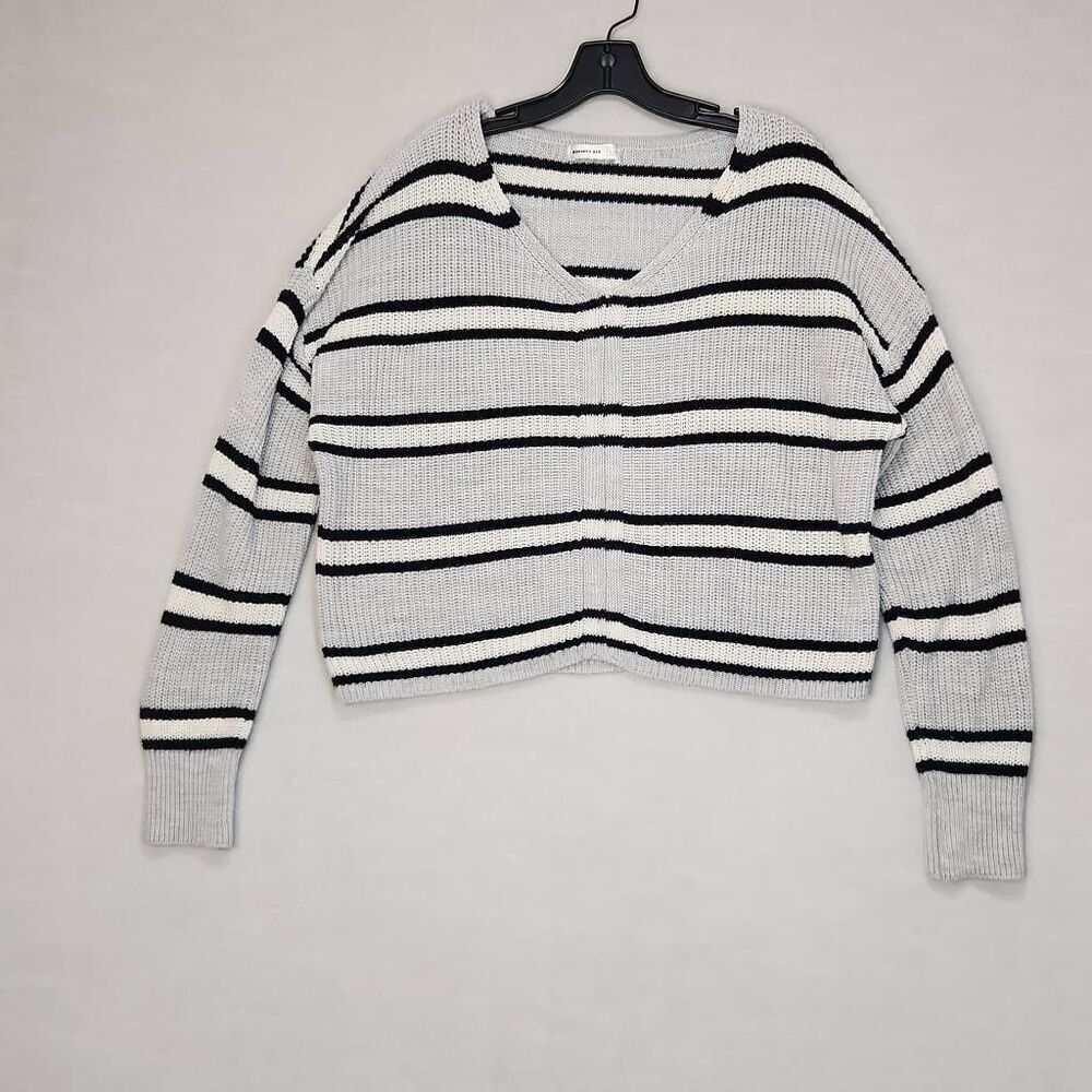 Society 212 Women's Size Large Gray White Striped Cropped Sweater Acrylic